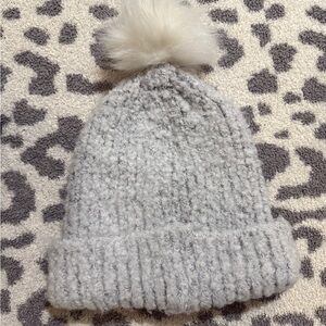Suzy Shier Soft Gray Knit Beanie with Pom-Pom